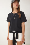 Siyah Kalp Nakışlı Örme T-Shirt DP00242