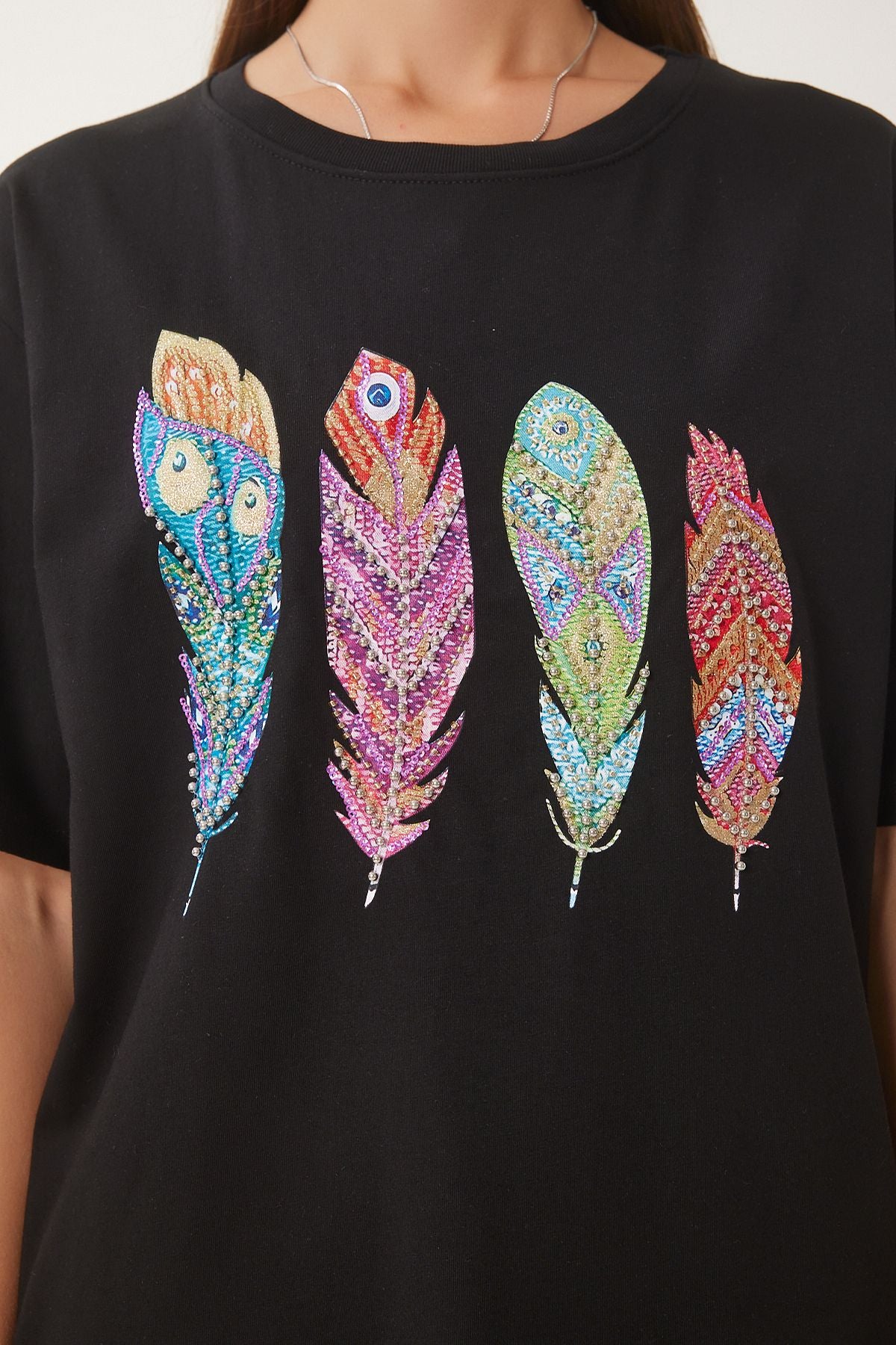 Siyah Boncuk Detaylı Baskılı Örme T-Shirt BW00003