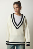 Kemik V Yaka Şerit Detaylı Oversize Triko Kazak YY00191