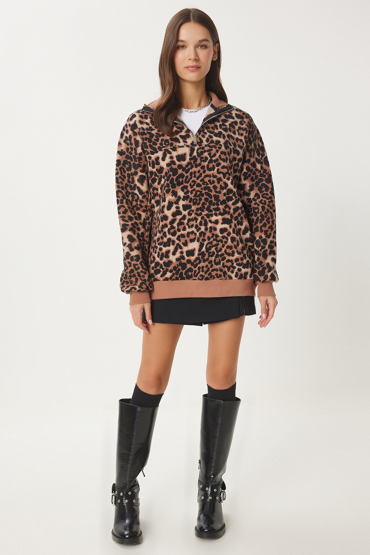 Bisküvi Siyah Leopar Desenli Dik Yaka Şardonlu Sweatshirt DP00226