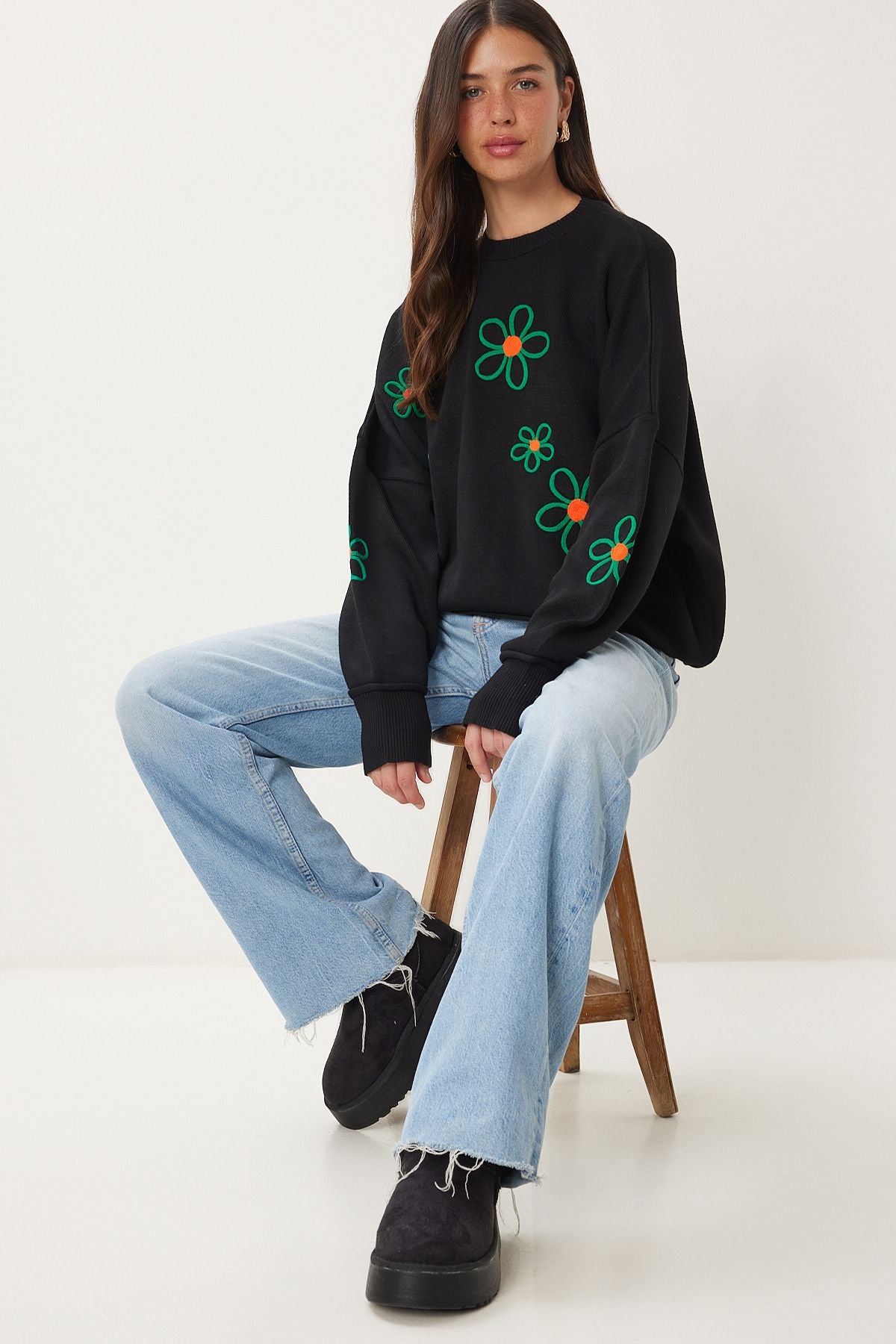 Siyah Çiçek Nakışlı Oversize Triko Kazak DD01262