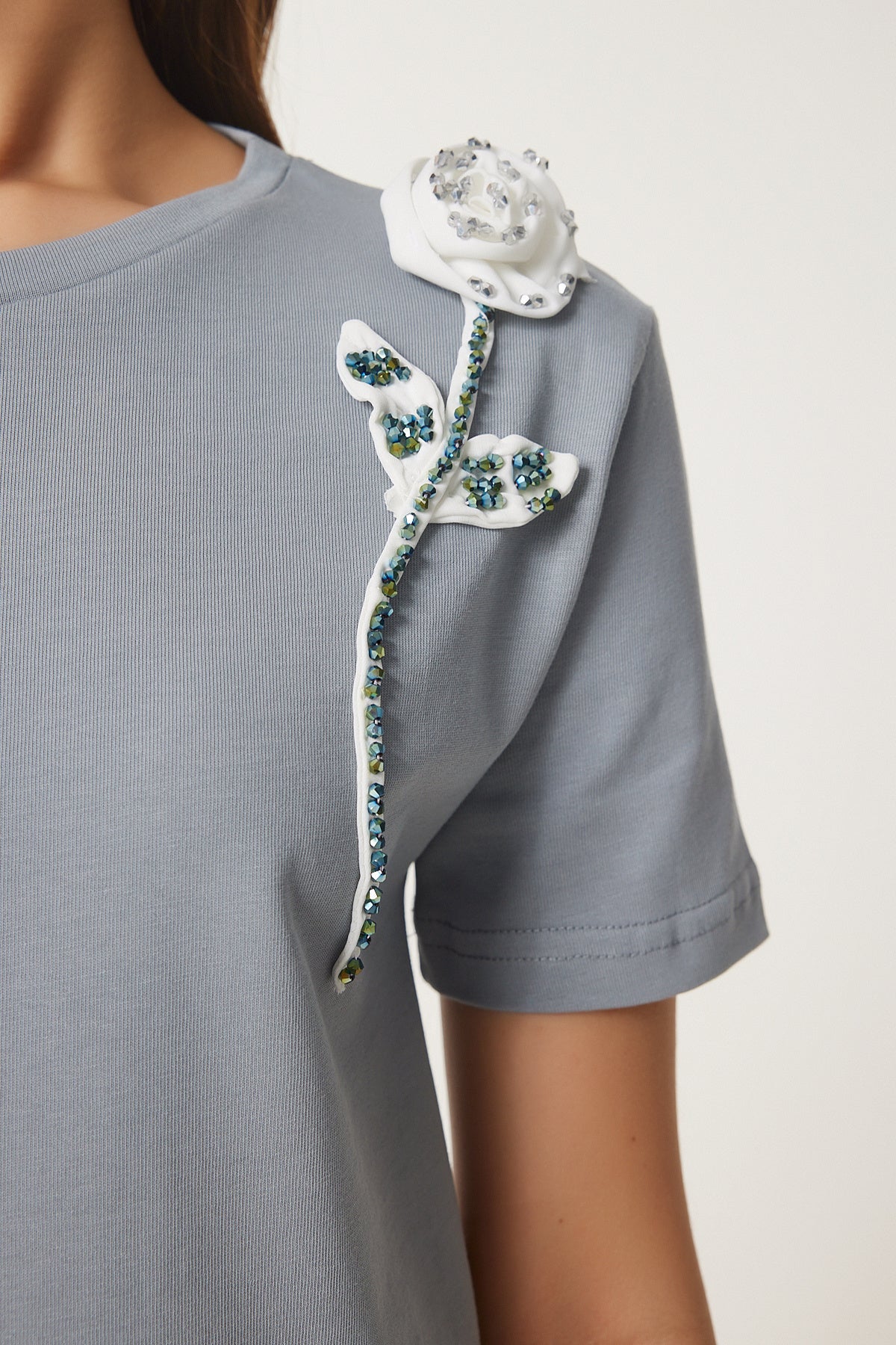 Gri Boncuklu Çiçek Detaylı Örme T-Shirt JH00051