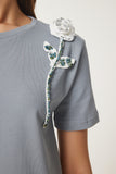 Gri Boncuklu Çiçek Detaylı Örme T-Shirt JH00051