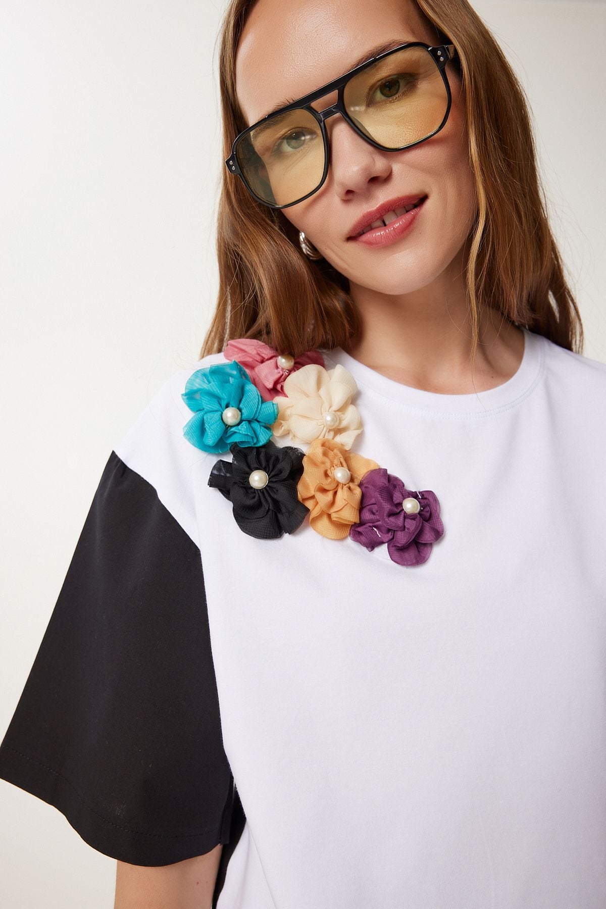 Siyah Beyaz Çiçek Detaylı Crop Örme T-Shirt TP00085