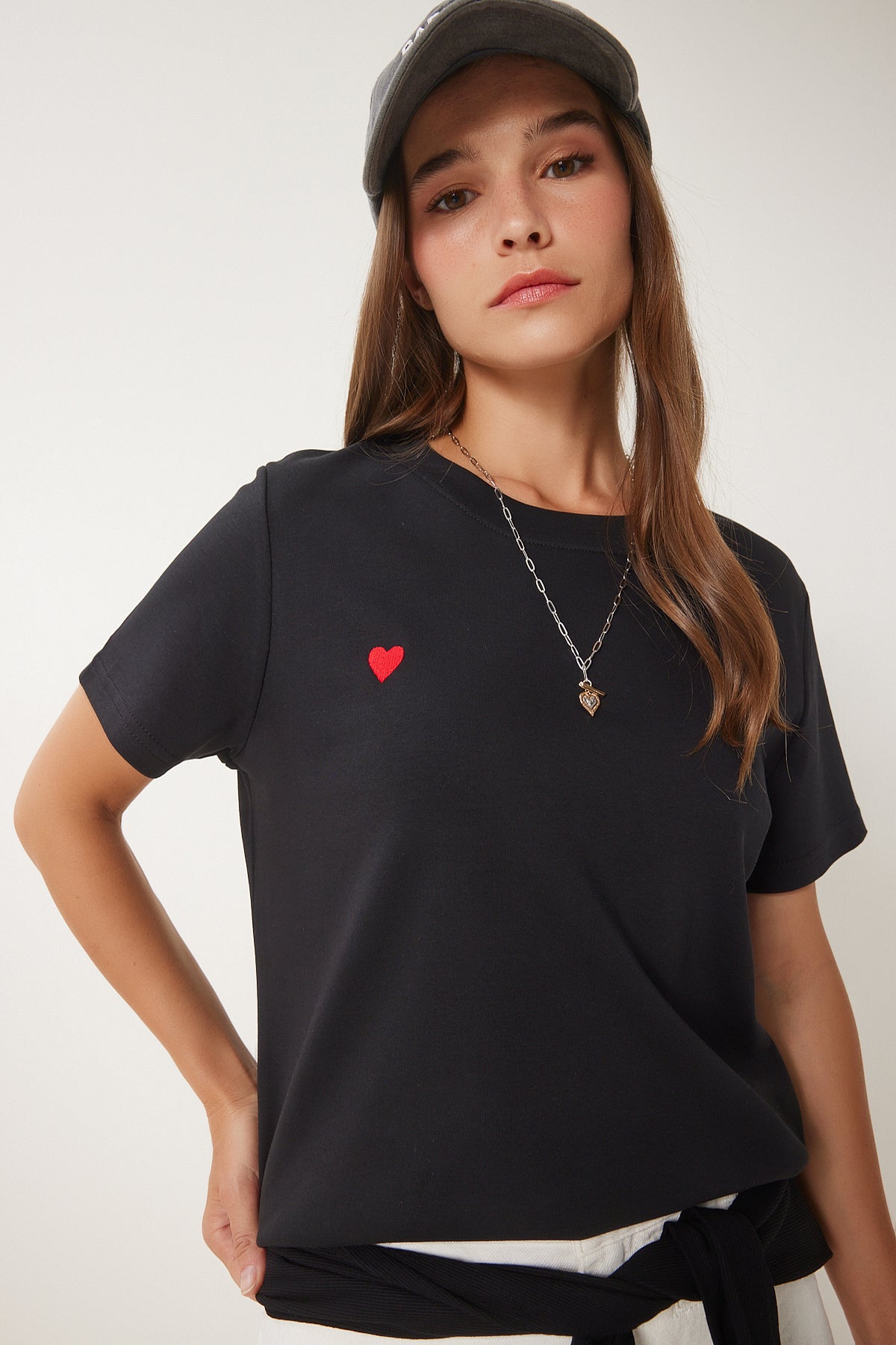 Siyah Kalp Nakışlı Örme T-Shirt DP00242