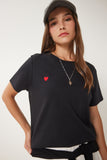 Siyah Kalp Nakışlı Örme T-Shirt DP00242