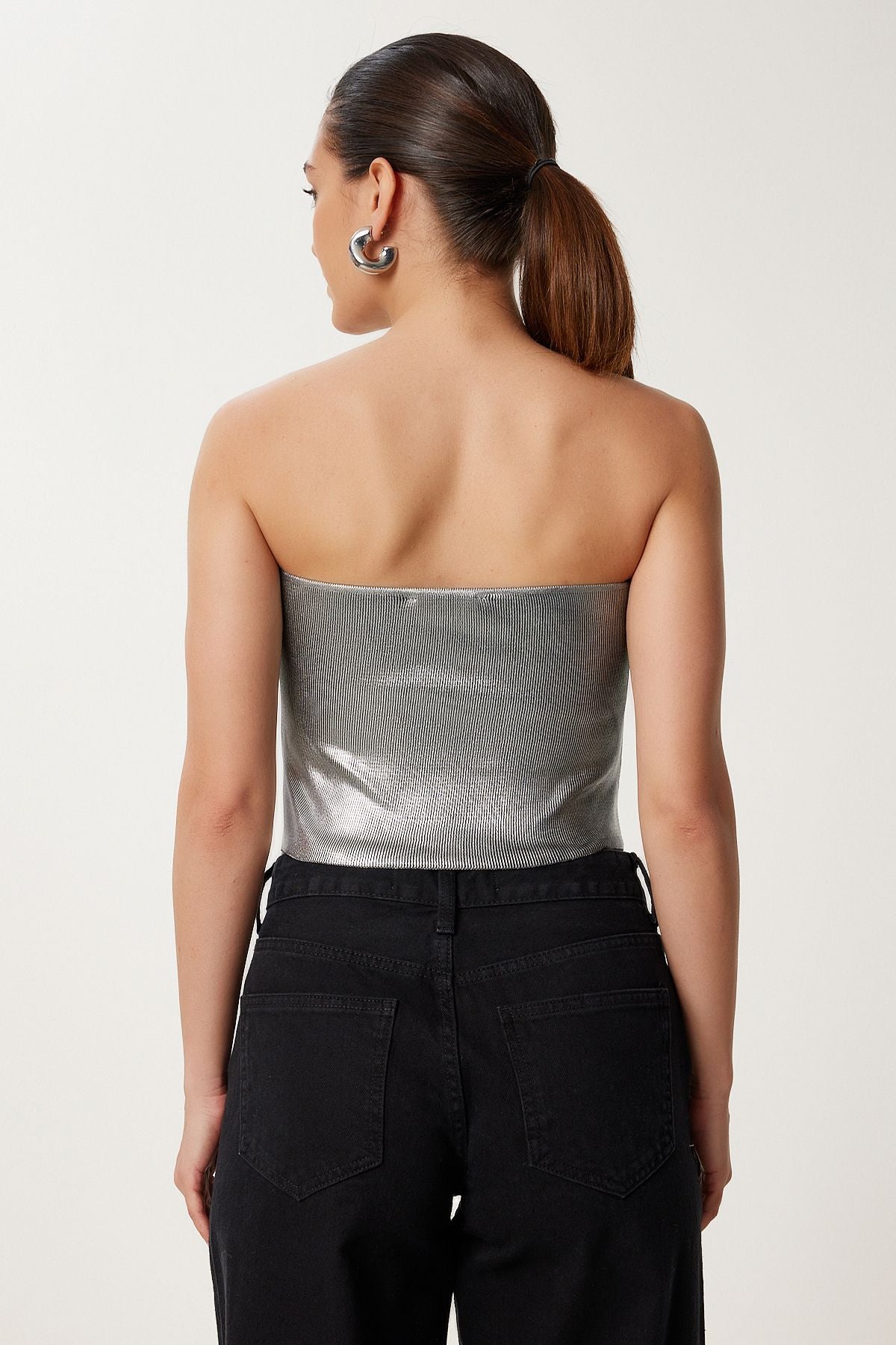 Metalik Gri Işıltılı Esnek Crop Straplez Bluz NS00434