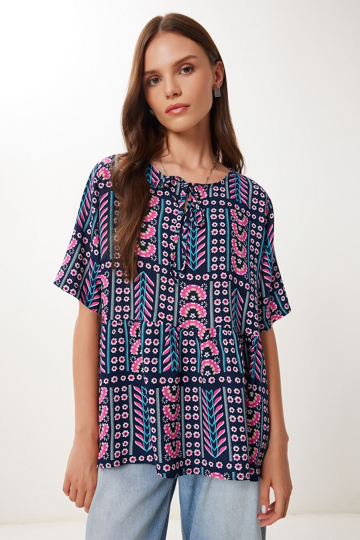 Siyah Pembe Desenli Volanlı Viskon Bluz DD01360