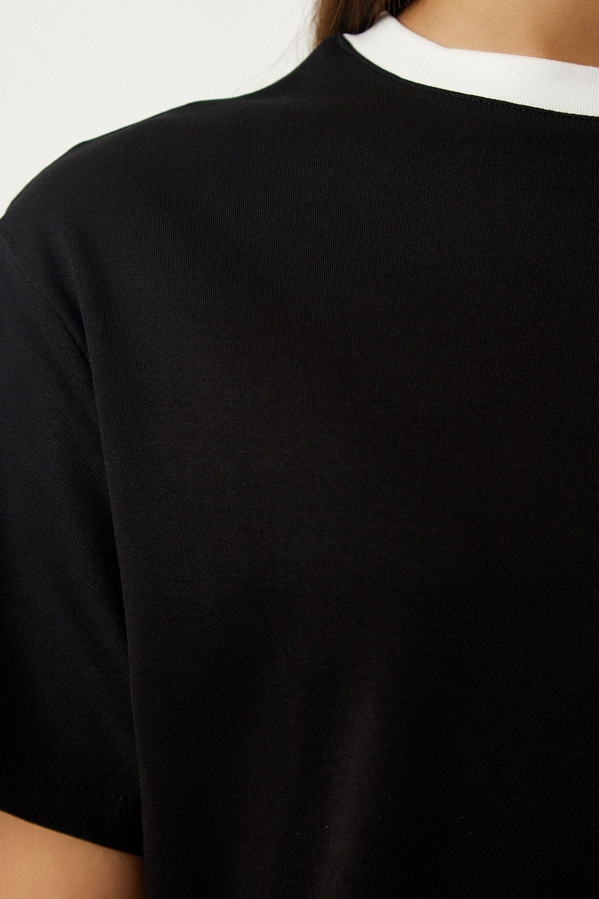Siyah Bisiklet Yaka Örme T-Shirt OW00016
