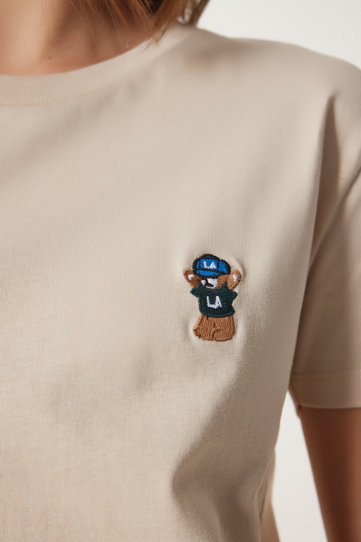 Krem Ayıcık İşlemeli Pamuklu Örme T-Shirt CR00455