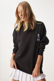 Siyah Nakışlı Armalı Şardonlu Oversize Sweatshirt NJ00160