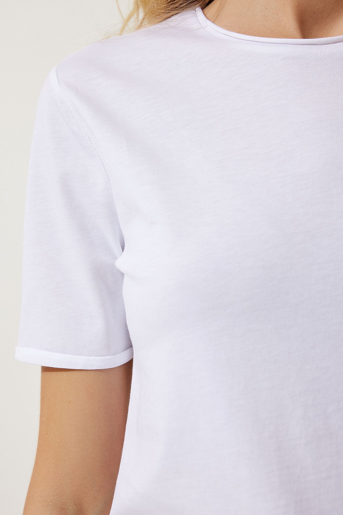 Beyaz Bisiklet Yaka Basic Örme T-Shirt UB00229