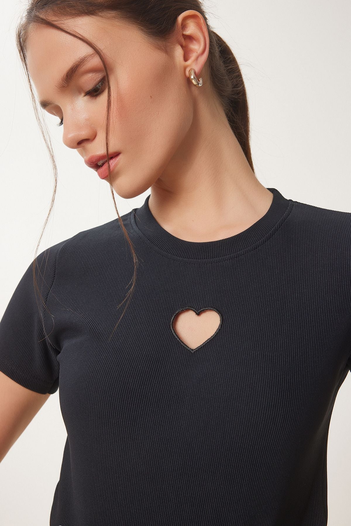 Siyah Kalp Nakışlı Fitilli Örme T-Shirt ZV00289