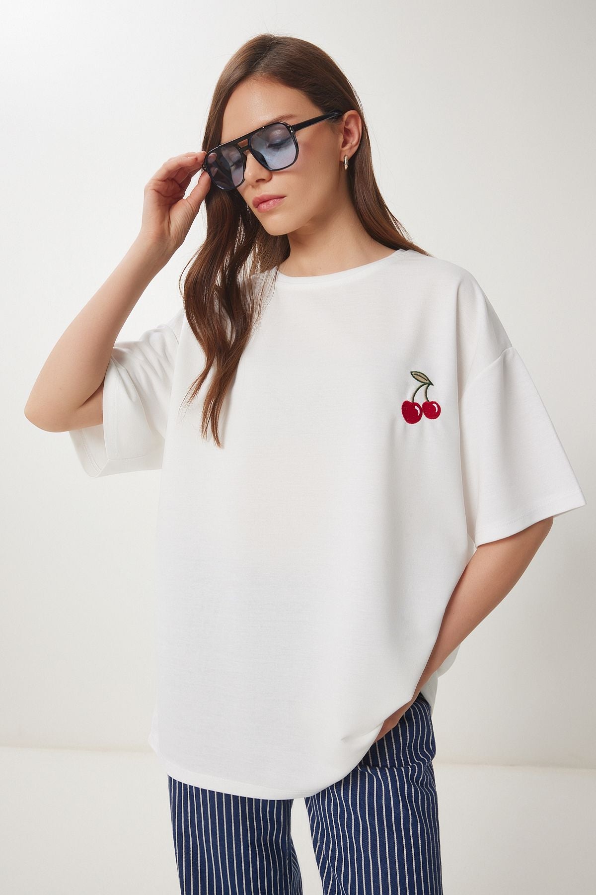 Ekru Oversize Nakışlı Örme T-Shirt ZV00276