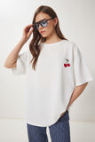 Ekru Oversize Nakışlı Örme T-Shirt ZV00276