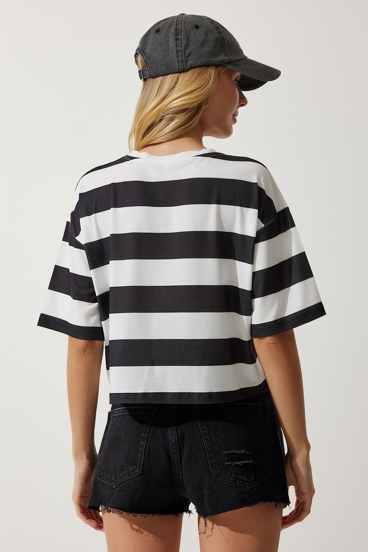 Beyaz Siyah Bisiklet Yaka Çizgili Crop Örme T-Shirt HF00452