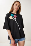 Siyah Çiçek Detaylı Sırt Dekolteli Örme T-Shirt TP00086