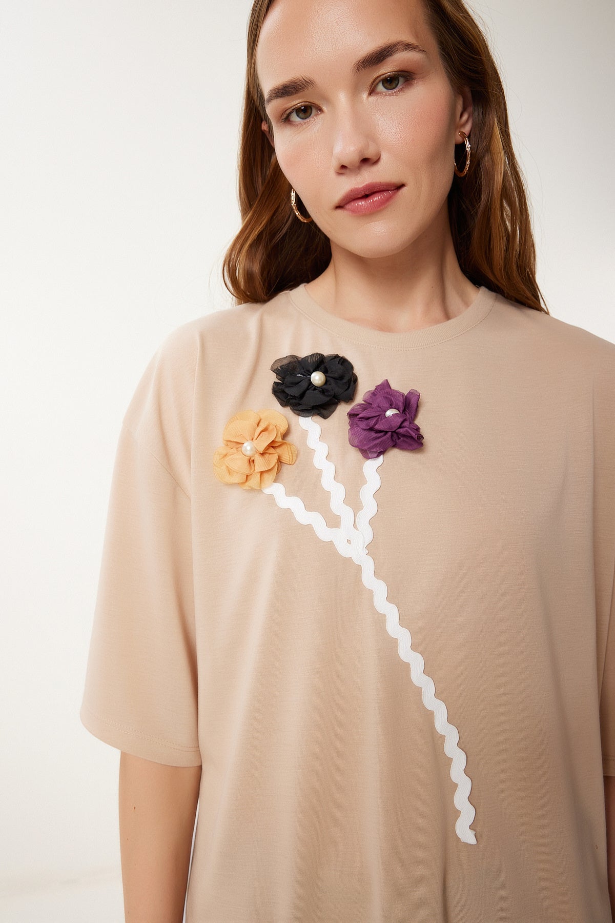 Bej Çiçek Detaylı Sırt Dekolteli Örme T-Shirt TP00086