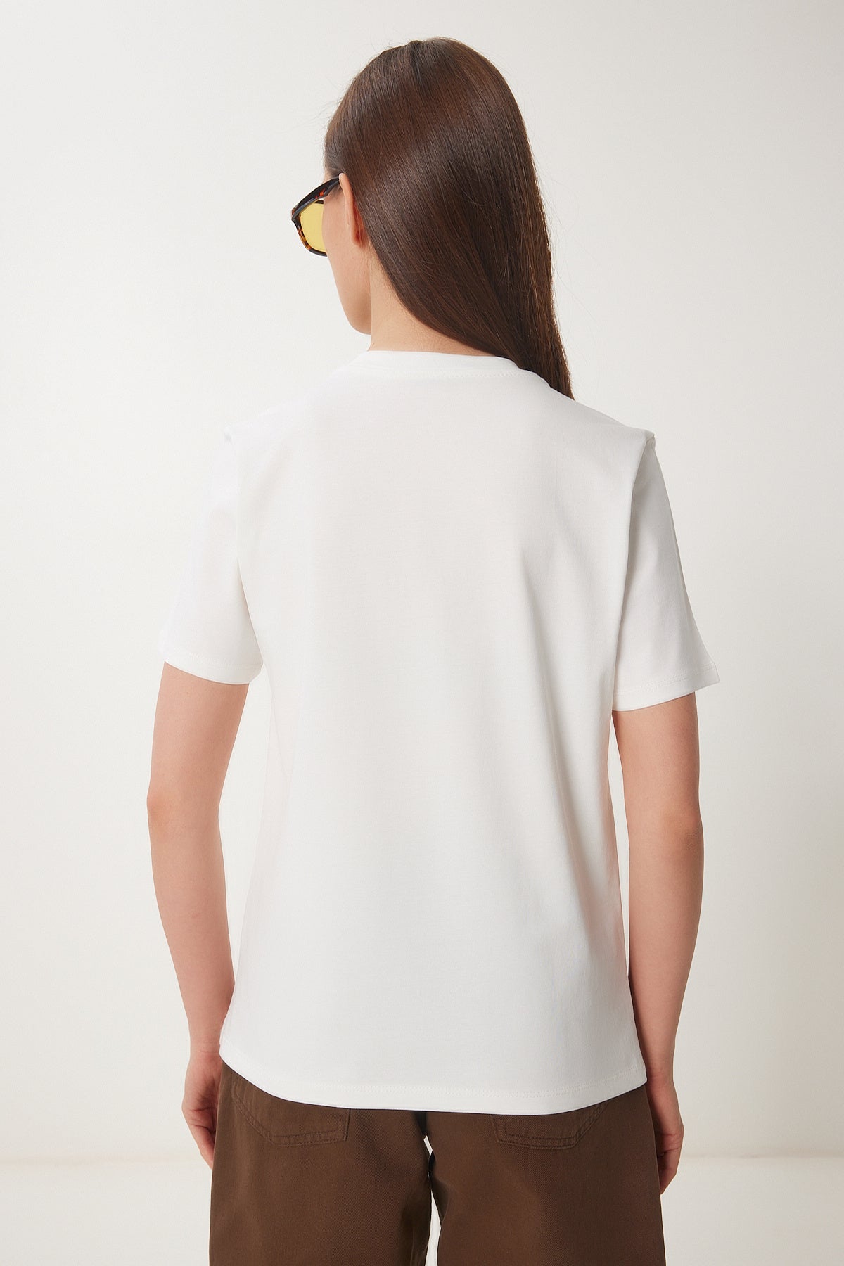 Ekru Taş Detaylı Armalı Pamuklu Örme T-Shirt CR00521