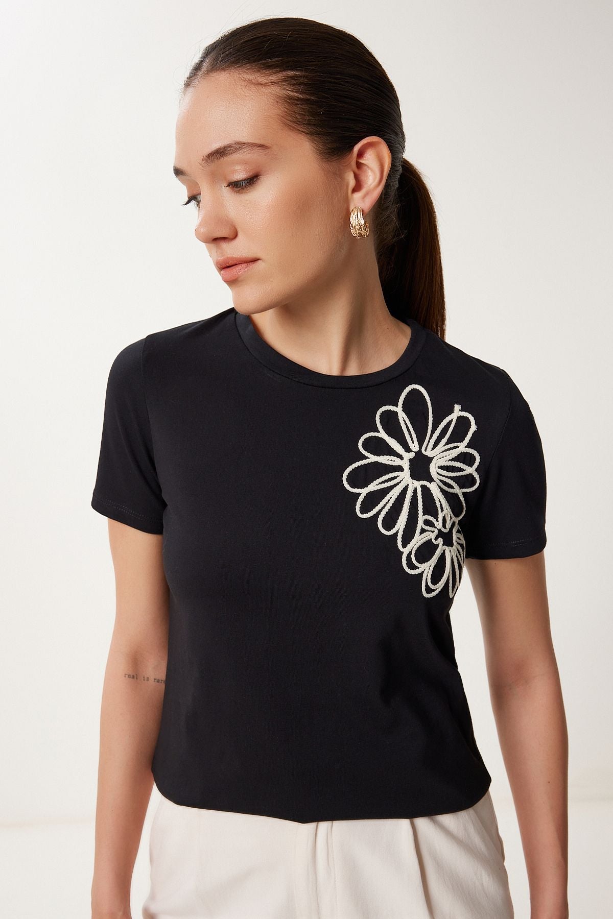 Siyah Çiçek Nakışlı Pamuklu Örme T-Shirt CR00488
