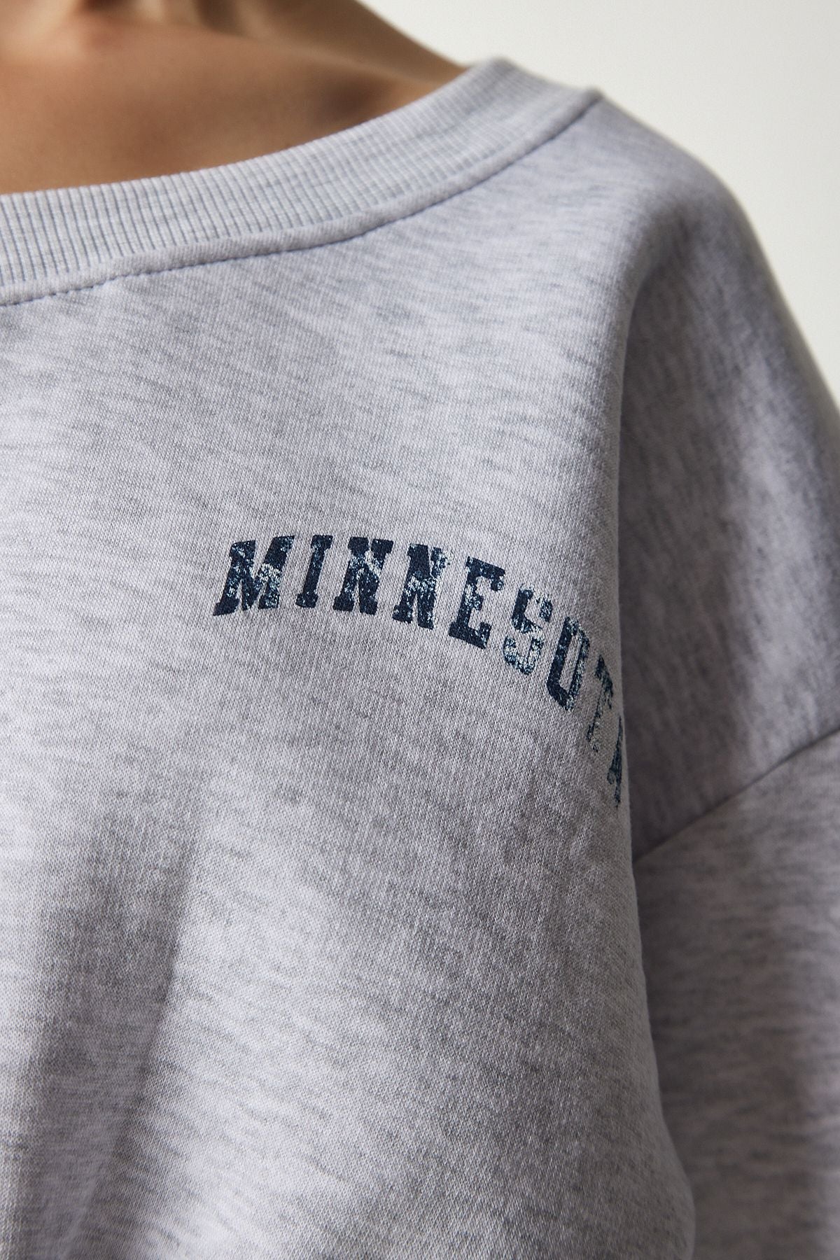 Gri Melanj V Yaka Oversize Crop Örme Sweatshirt MC00239