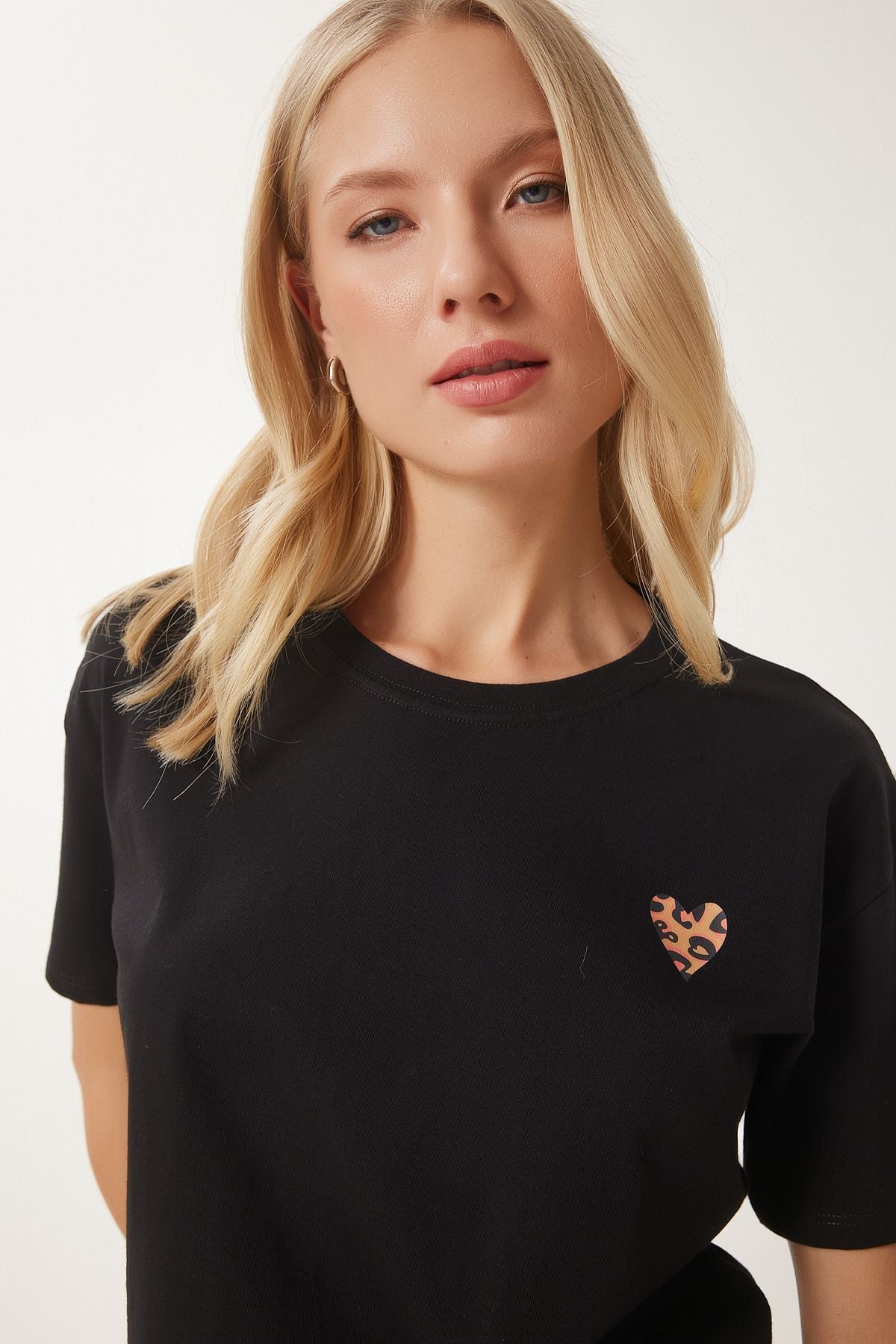 Siyah Kalp Baskılı Pamuklu Kısa Örme T-Shirt AN00224
