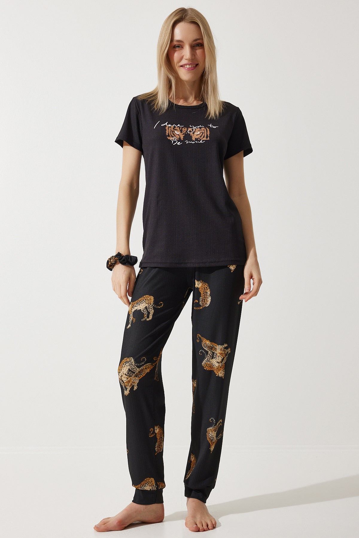 Siyah Kaplan Desenli Tokalı T-Shirt Pantolon Örme Pijama Takımı FP00004