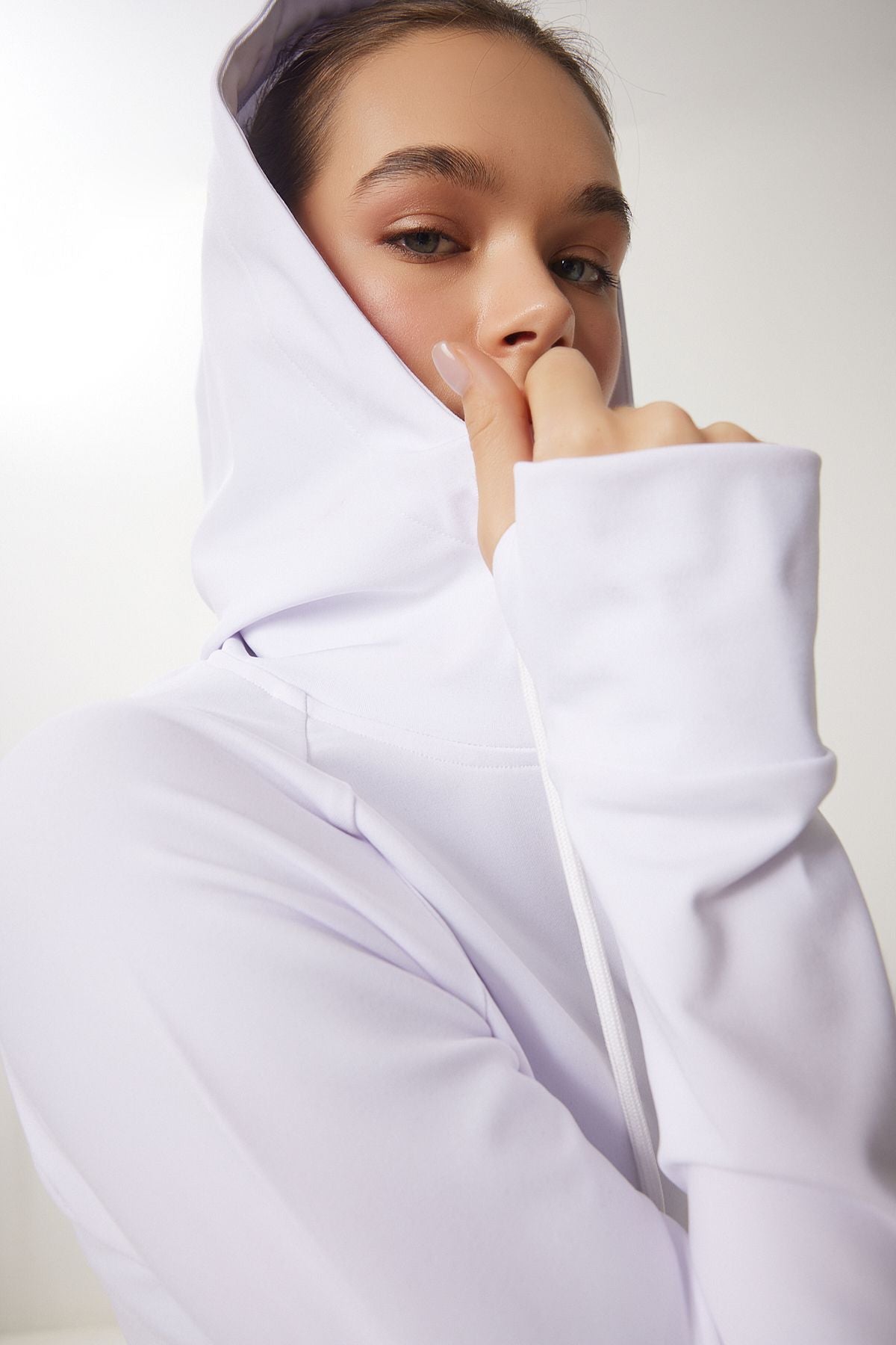 Beyaz Parmak Detaylı Kapüşonlu Fermuarlı Örme Sweatshirt VX00007
