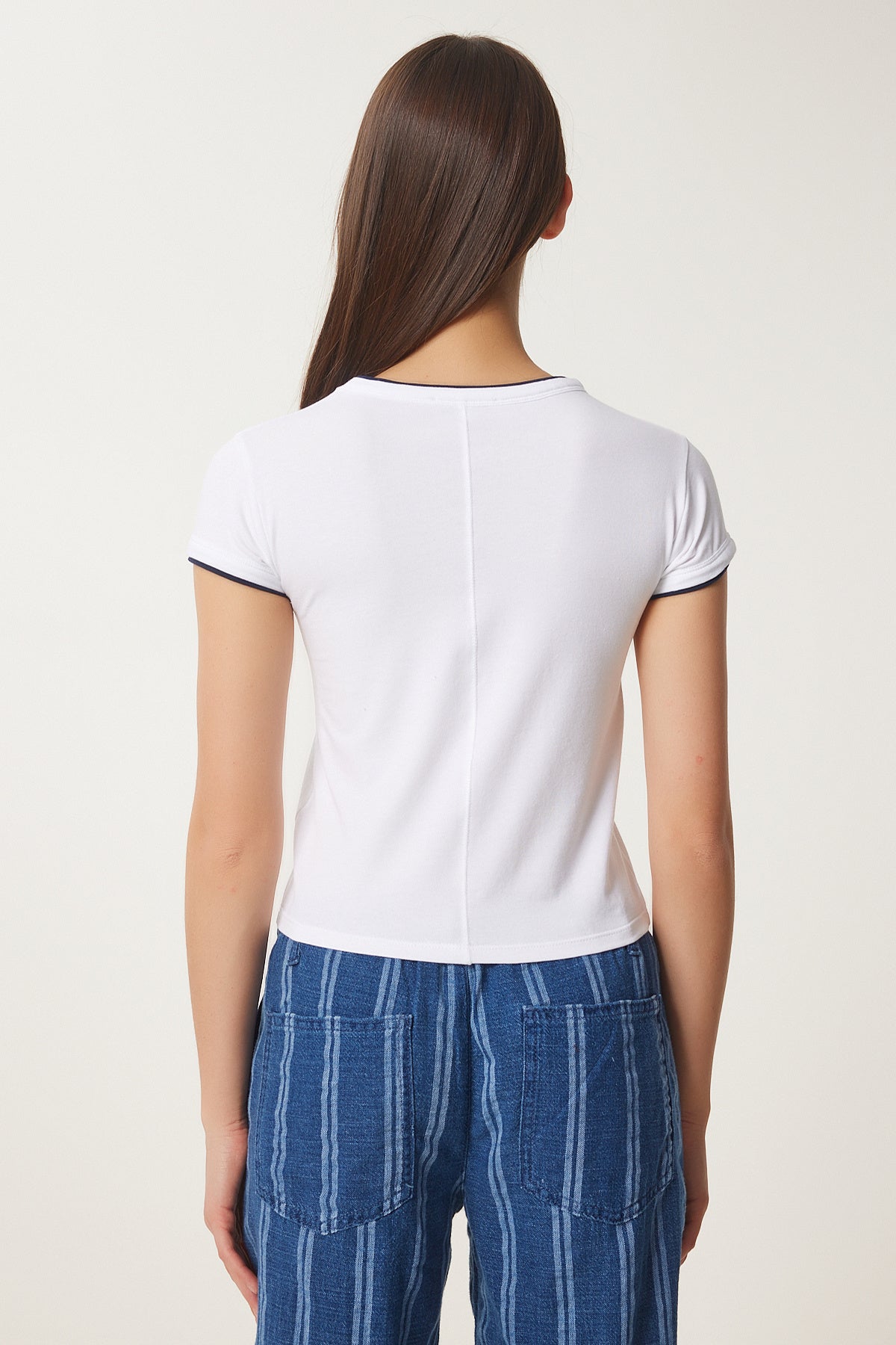 Beyaz Lacivert Kontrast Renkli Örme T-Shirt UB00369