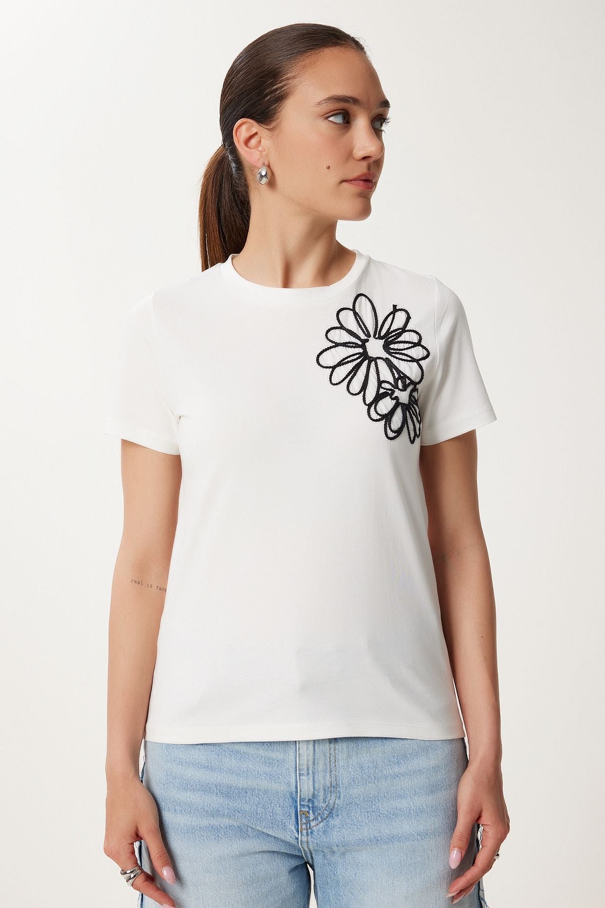 Ekru Çiçek Nakışlı Pamuklu Örme T-Shirt CR00488