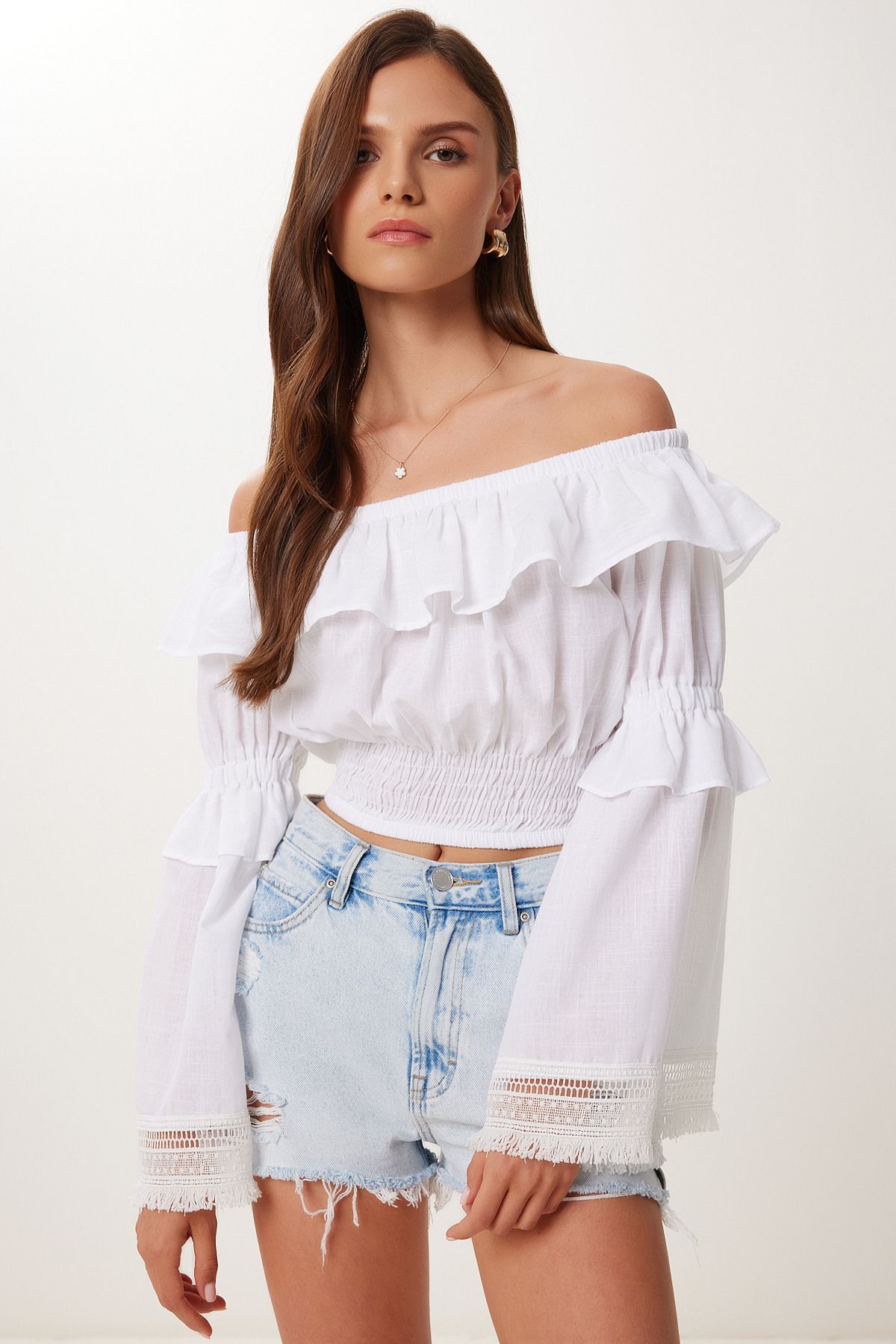 Beyaz Carmen Yaka Volanlı Crop Keten Bluz BV00146