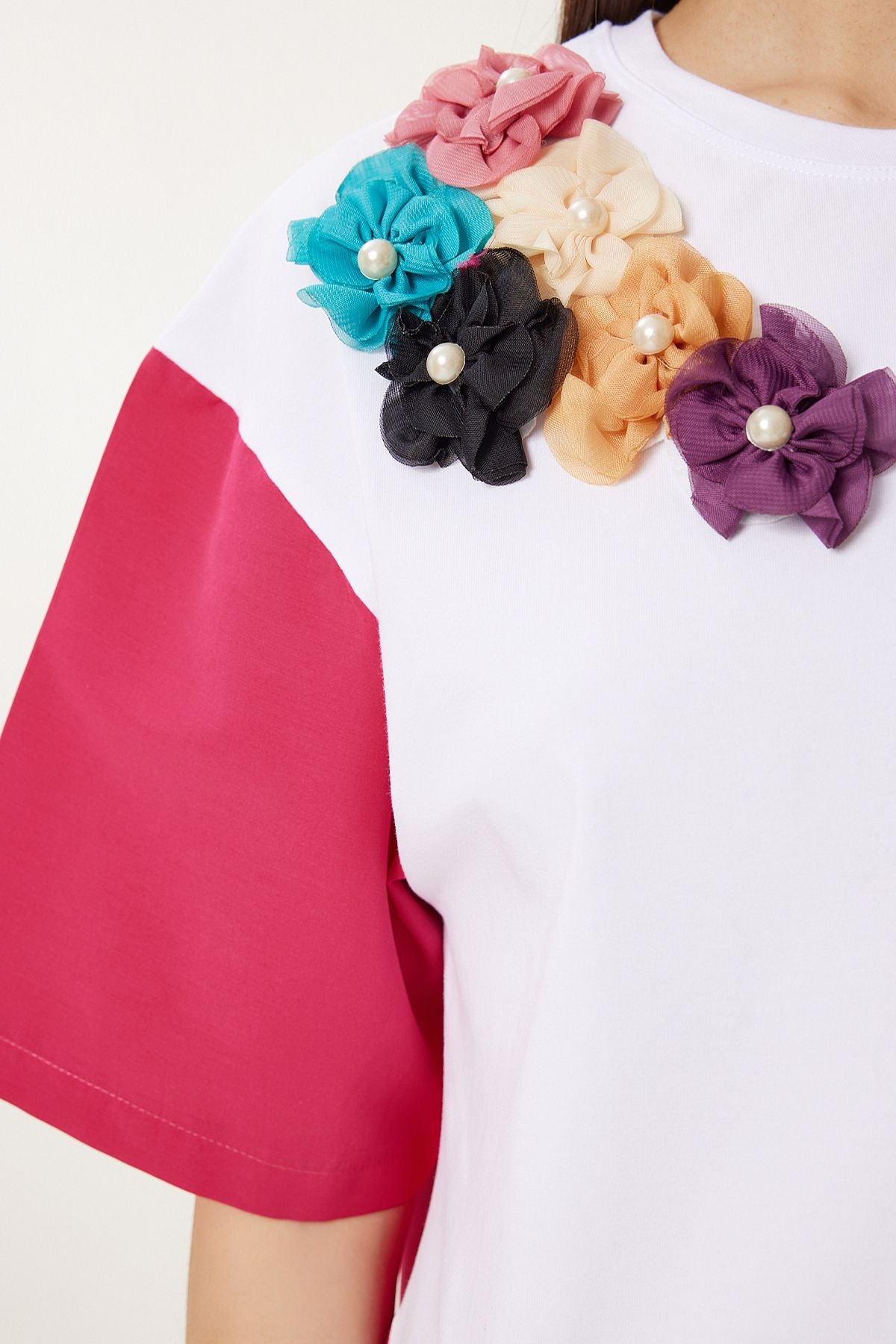 Pembe Beyaz Çiçek Detaylı Crop Örme T-Shirt TP00085
