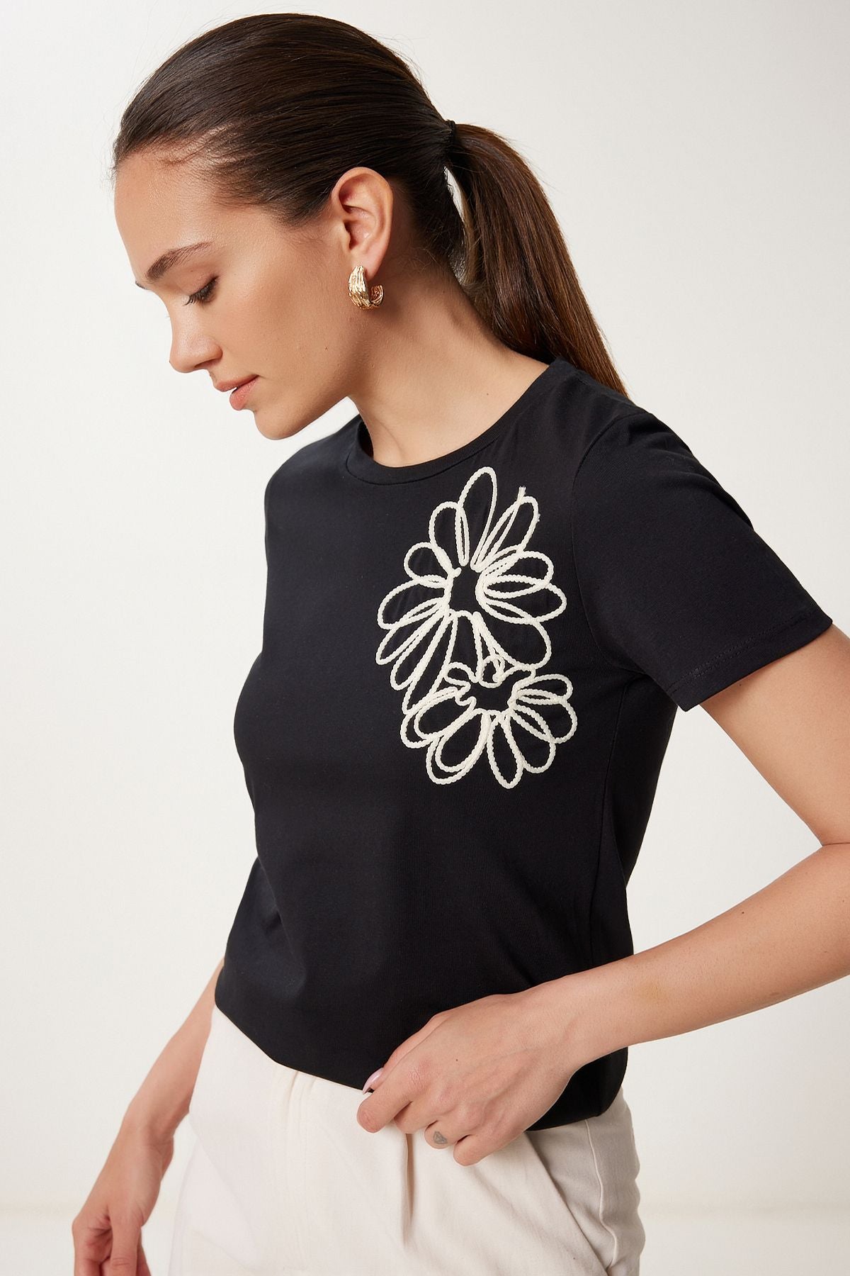 Siyah Çiçek Nakışlı Pamuklu Örme T-Shirt CR00488