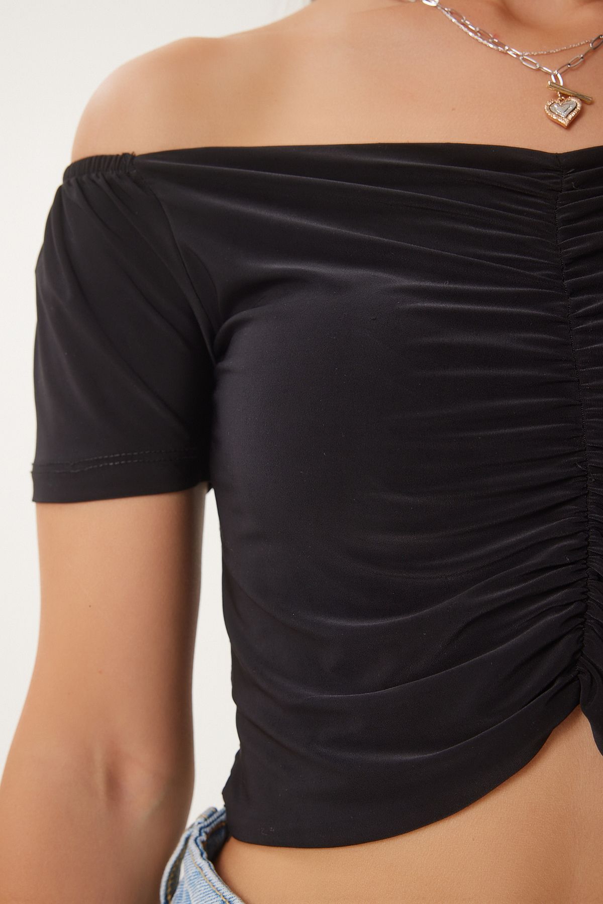 Siyah Büzgü Detaylı Crop Sandy Bluz Lİ00117