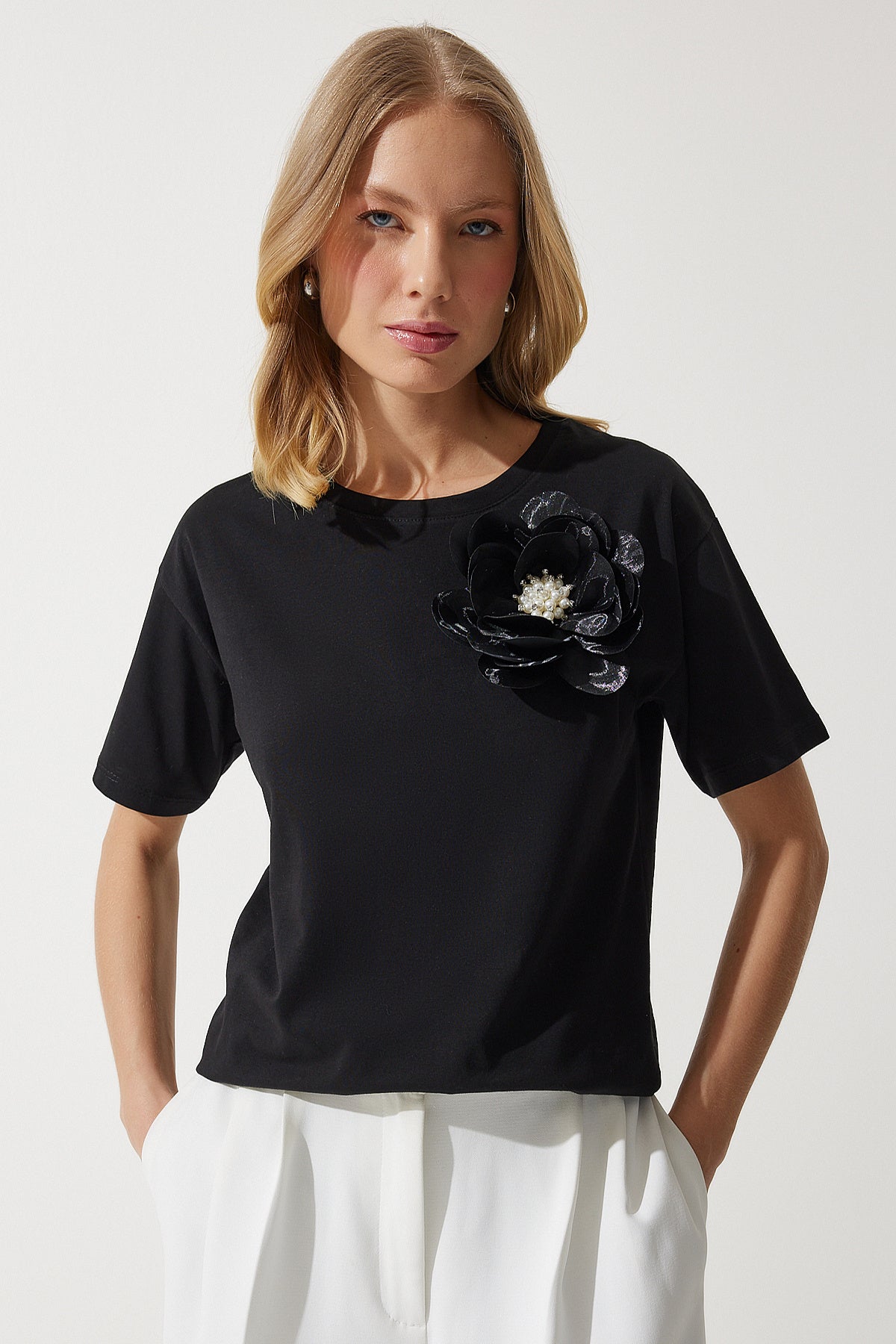 Siyah İncili Çiçek Detaylı Örme T-Shirt NJ00146