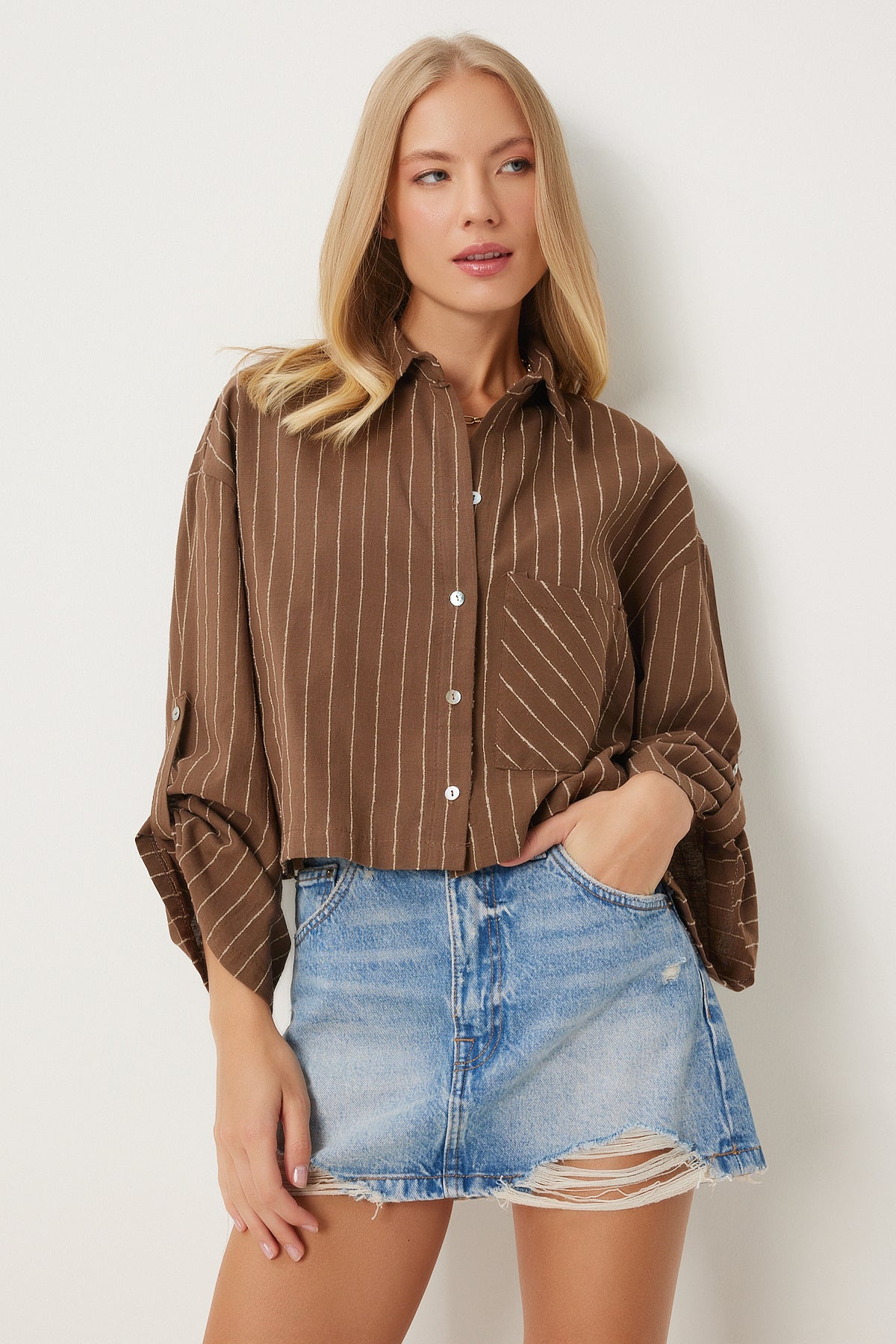 Kahverengi İnce Çizgili Crop Keten Gömlek DM00140