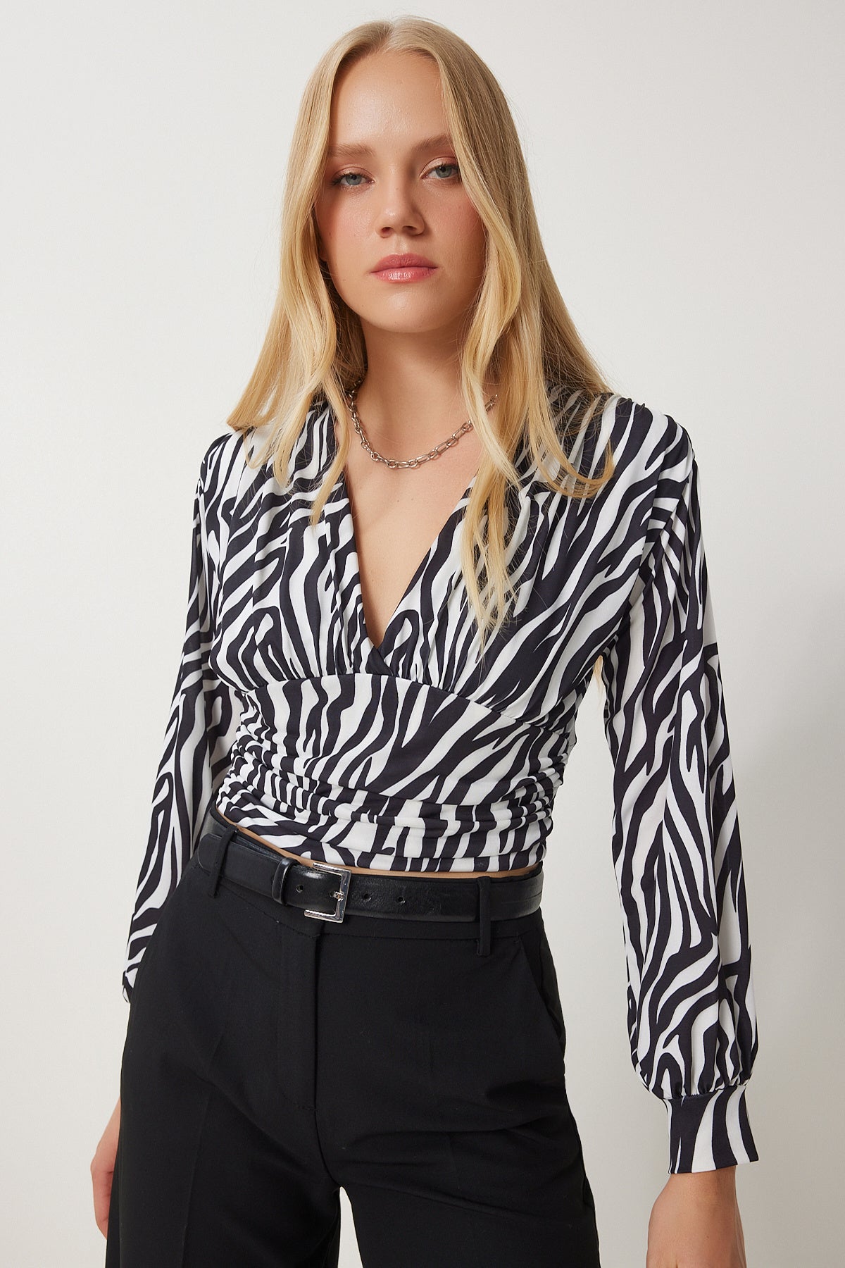 Siyah Beyaz Zebra Desenli Anvelop Yaka Büzgülü Örme Bluz ZH00042