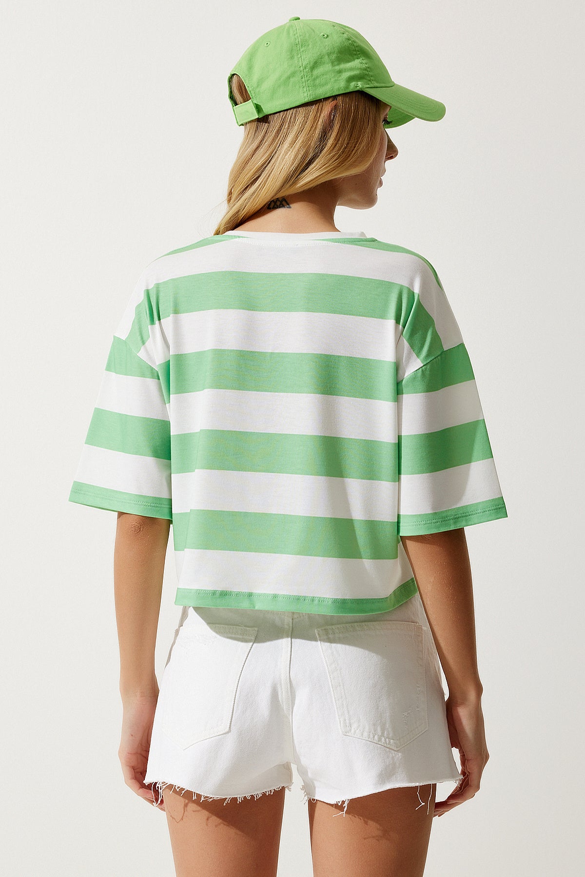 Beyaz Yeşil Bisiklet Yaka Çizgili Crop Örme T-Shirt HF00452