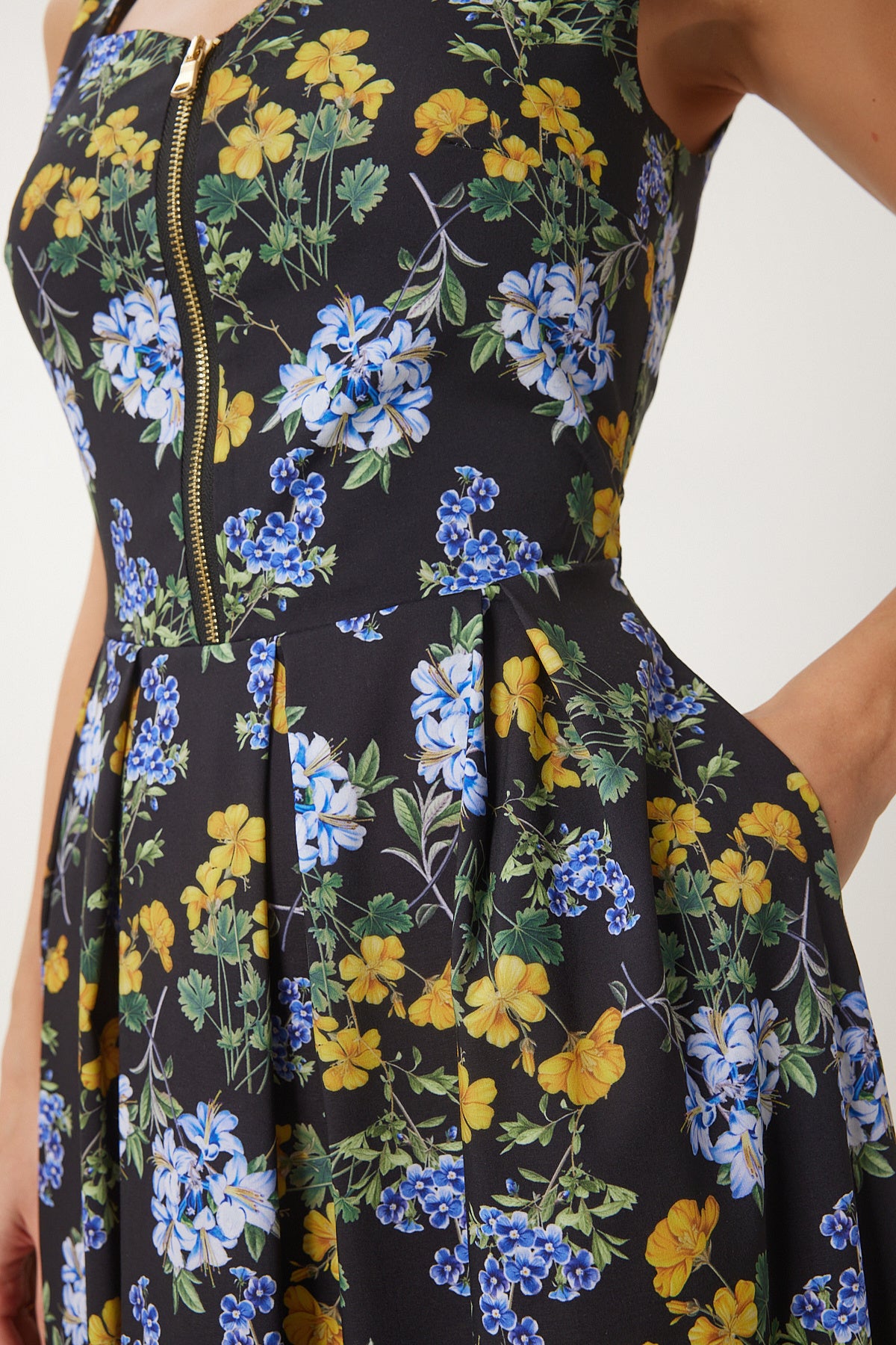 Siyah Mavi Çiçek Desenli Fermuarlı Midi Poplin Elbise UB00352