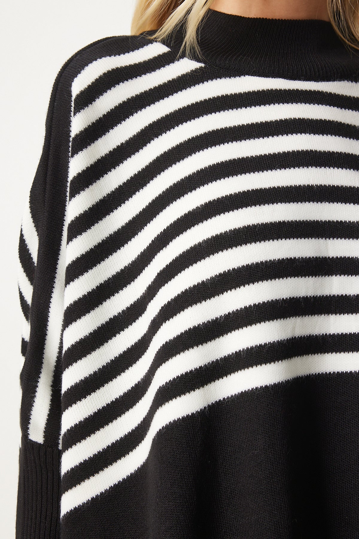 Siyah Çizgili Yandan Yırtmaçlı Oversize Panço Kazak DD01336