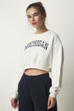 Ekru Baskılı Şardonlu Crop Örme Sweatshirt HF00443