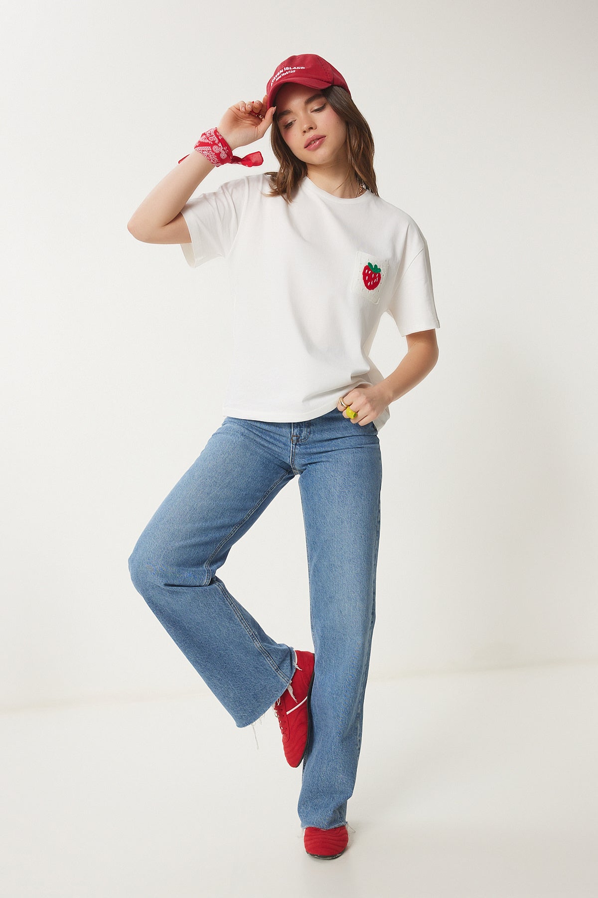 Ekru Çilekli Nakış Cepli Pamuklu T-Shirt CR00449