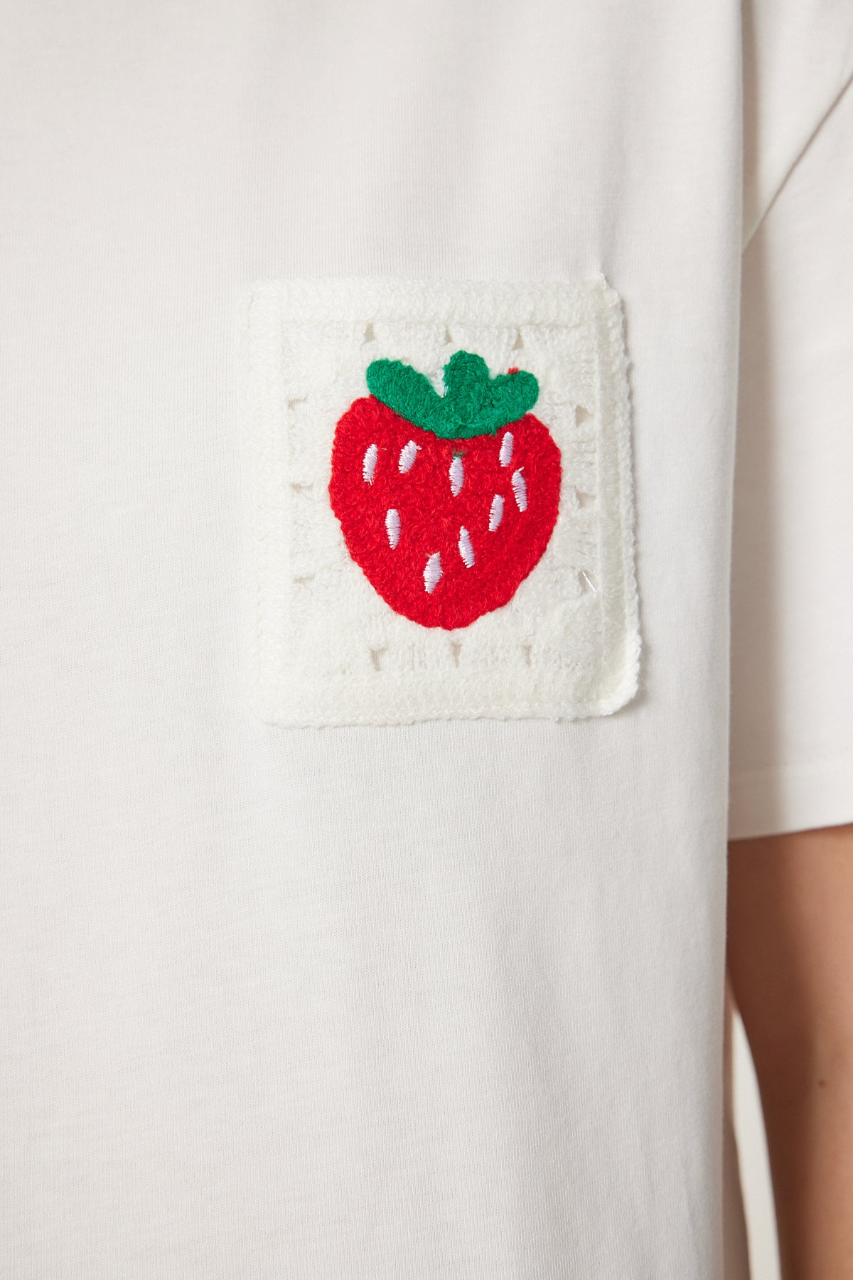 Ekru Çilekli Nakış Cepli Pamuklu T-Shirt CR00449