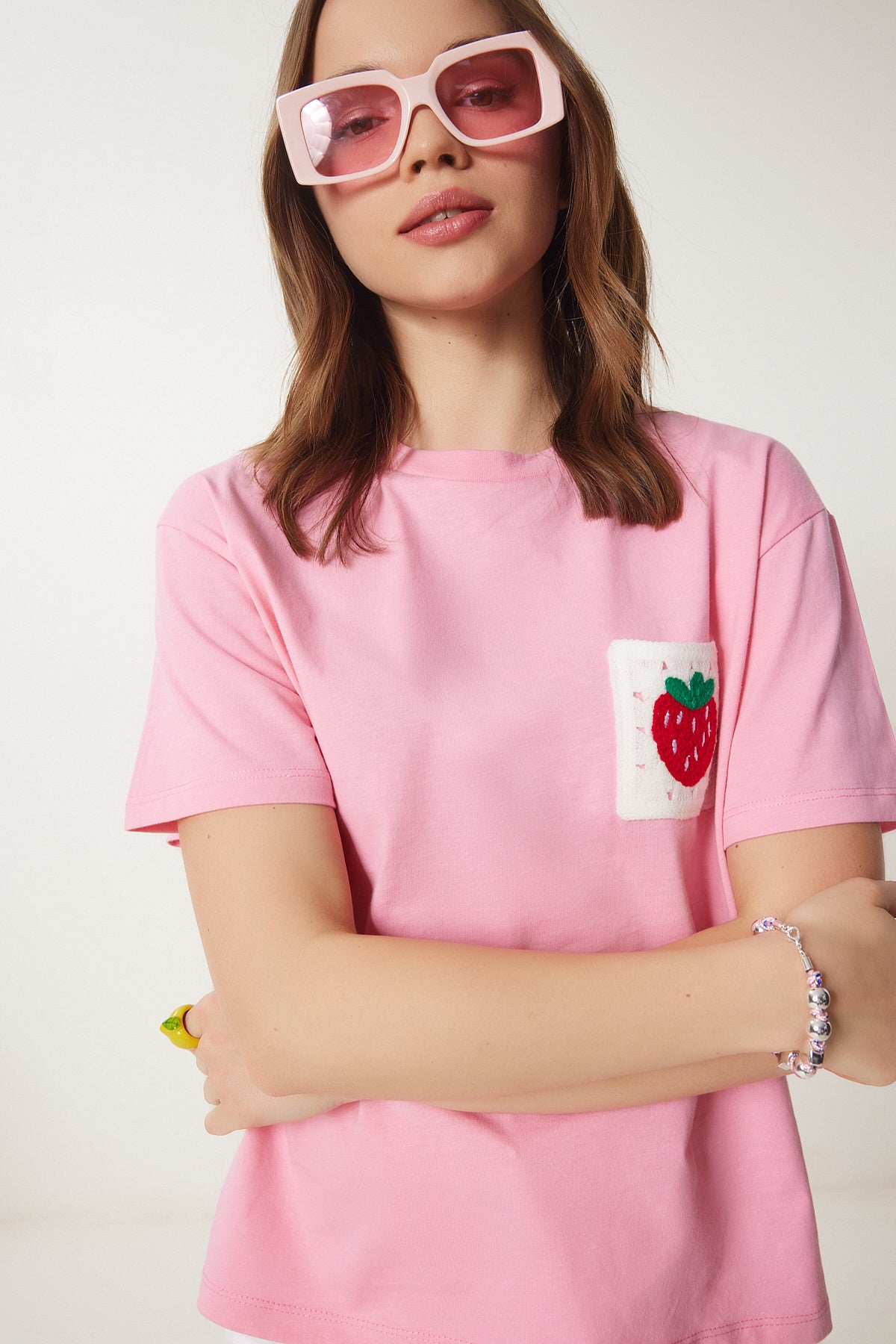Pembe Çilekli Nakış Cepli Pamuklu T-Shirt CR00449