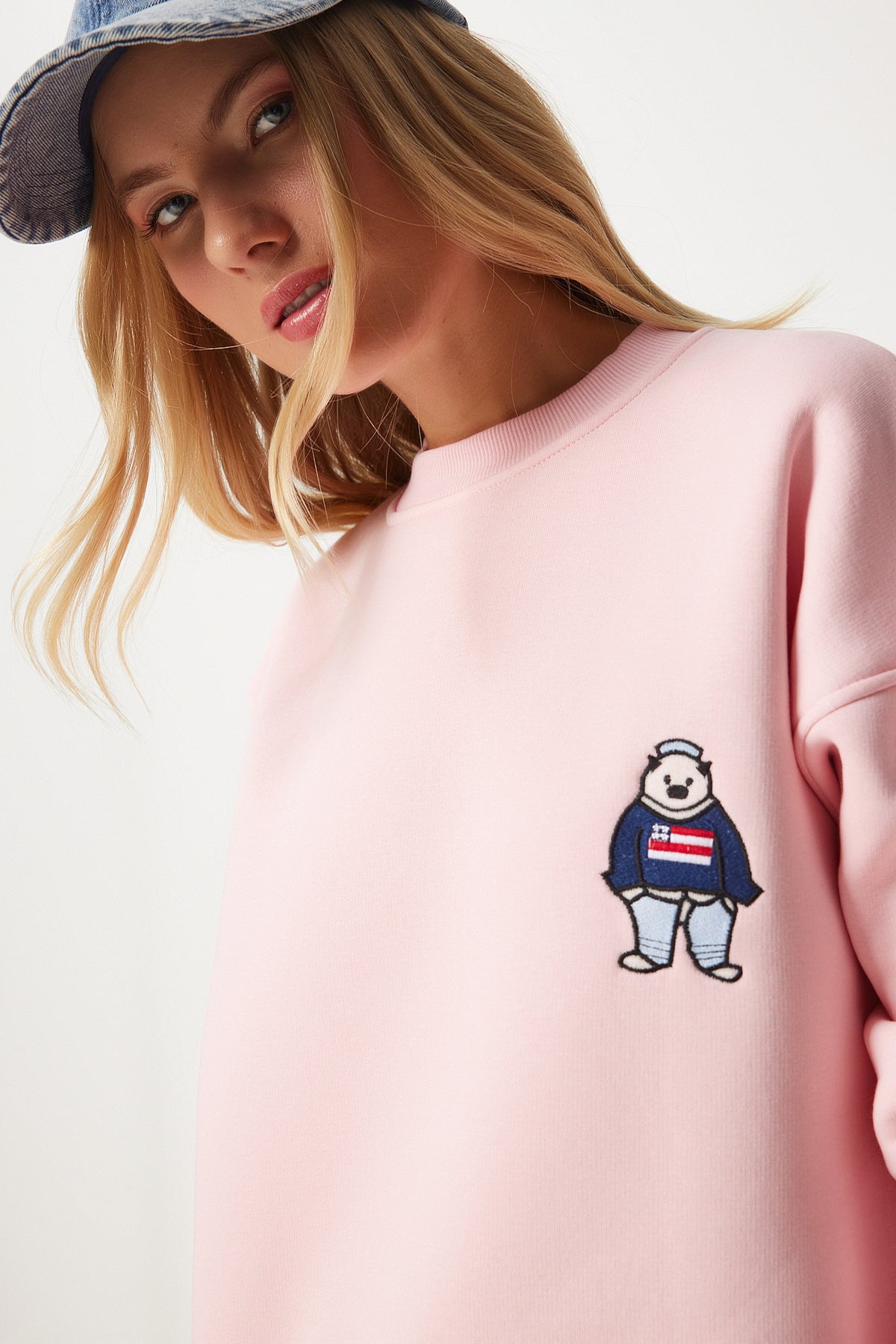 Pembe Nakışlı Armalı Şardonlu Oversize Sweatshirt NJ00160