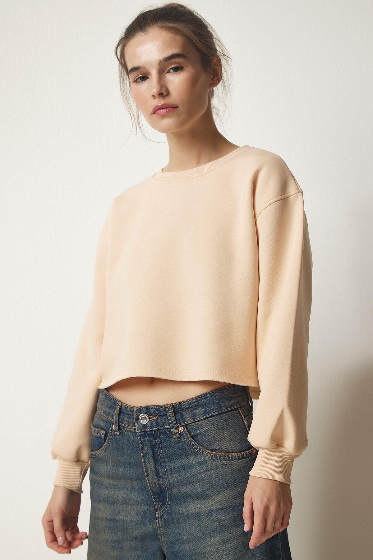 Krem Bisiklet Yaka Şardonlu Crop Örme Sweatshirt BF00085