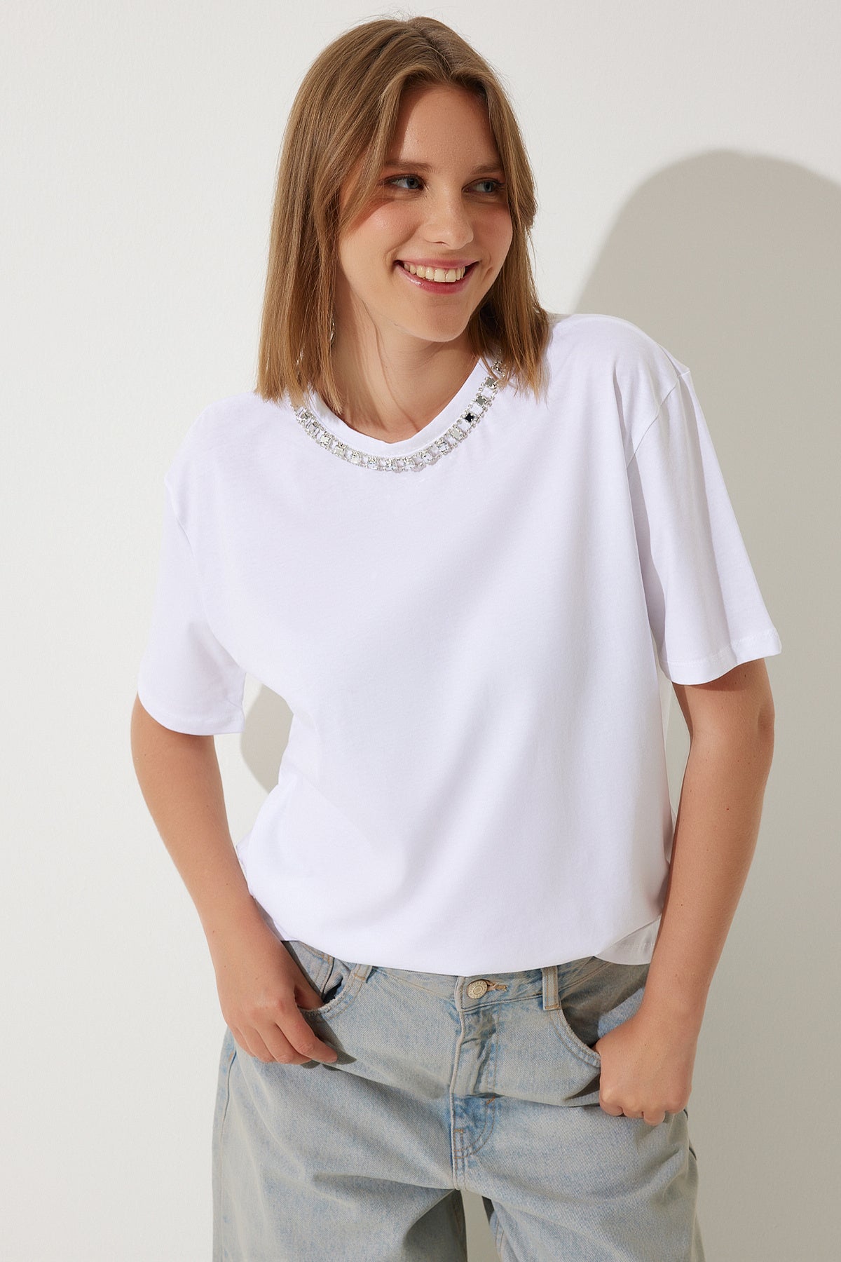 Beyaz Yakası Zincir Kolyeli %100 Pamuk Örme T-Shirt UB00277