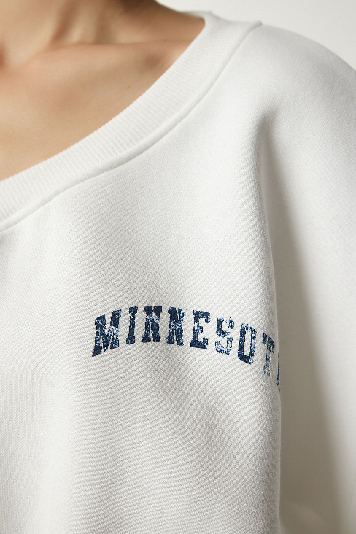Ekru V Yaka Oversize Crop Örme Sweatshirt MC00239