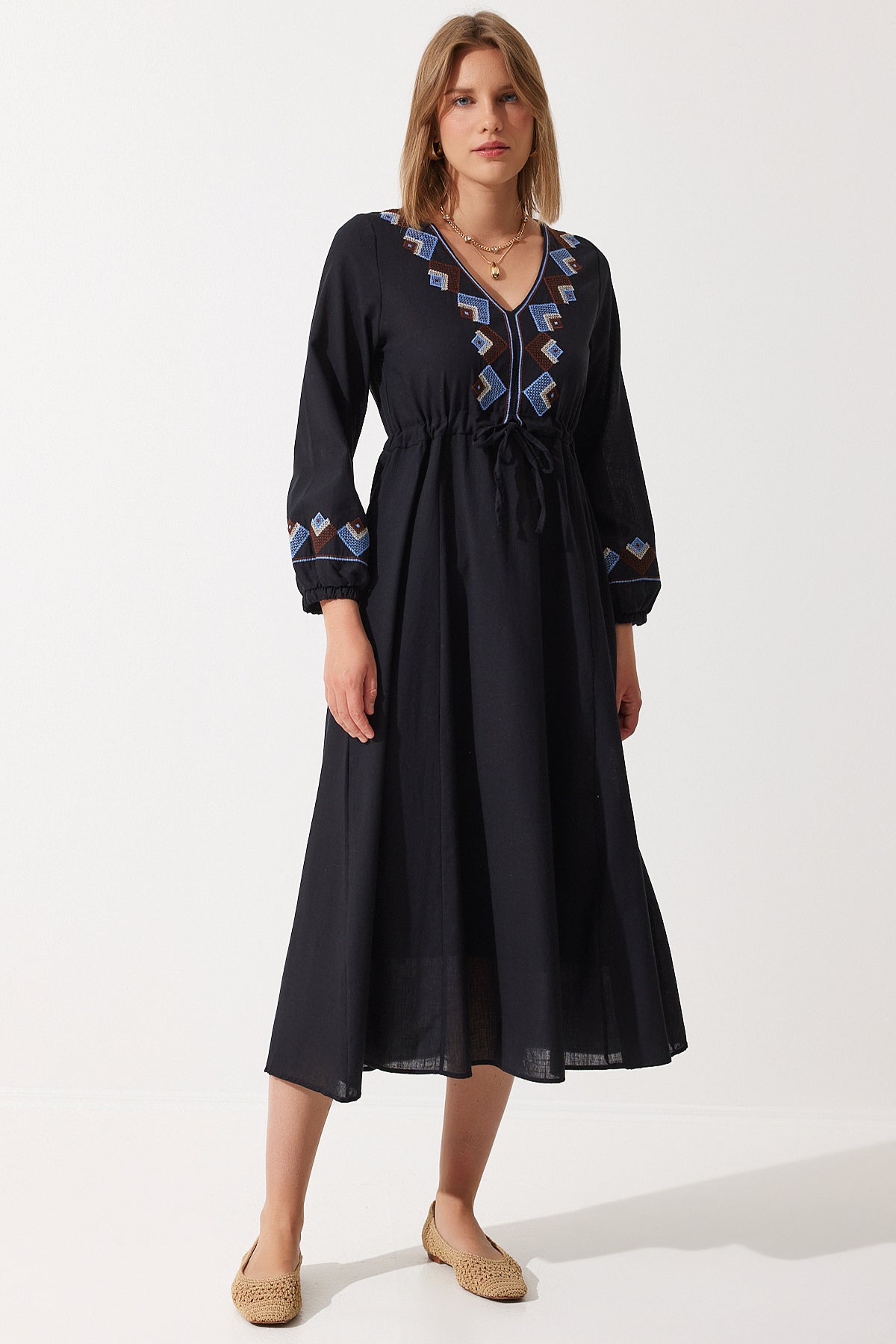 Siyah Nakış Detaylı Oversize Keten Elbise RG00027