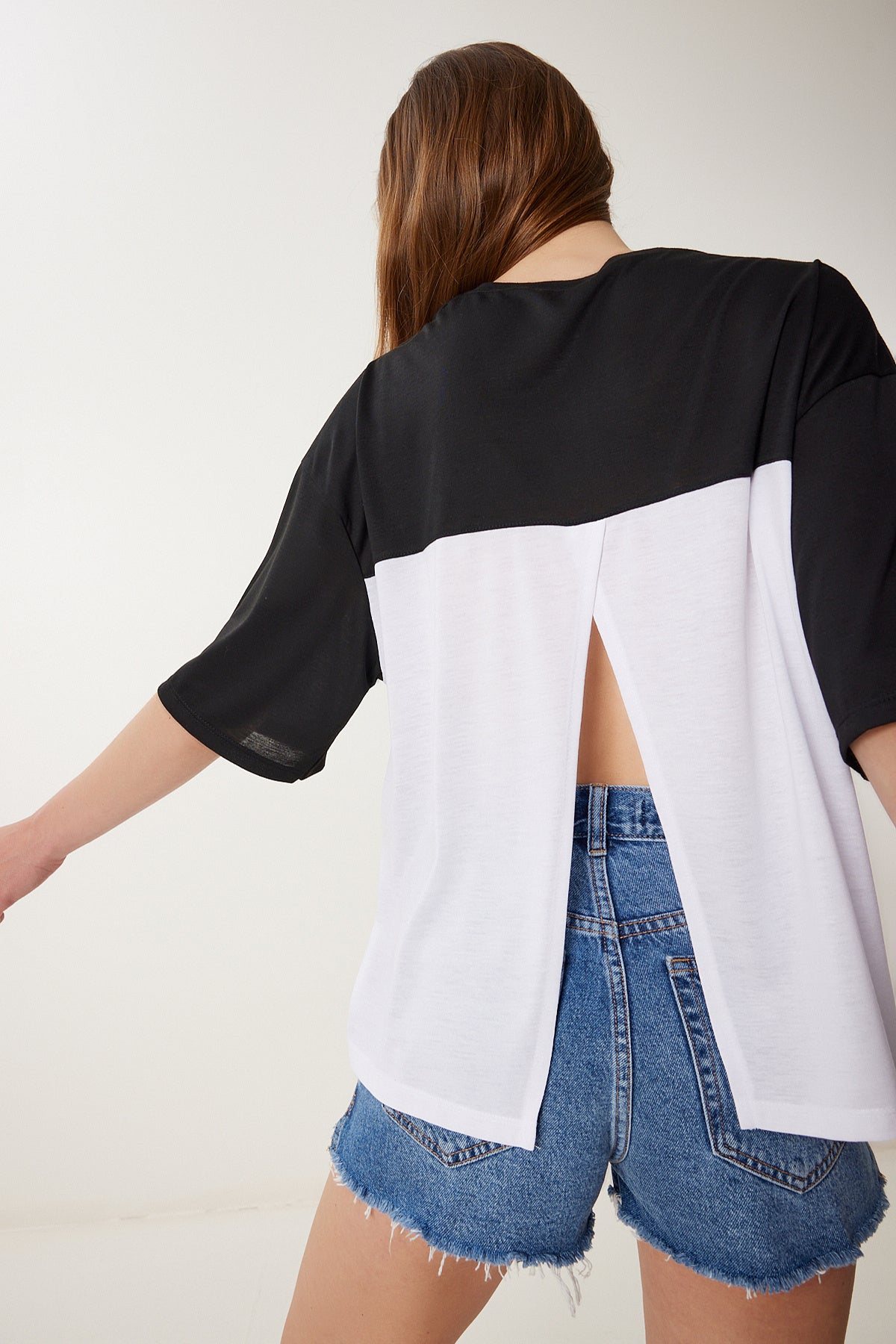 Siyah Çiçek Detaylı Sırt Dekolteli Örme T-Shirt TP00086